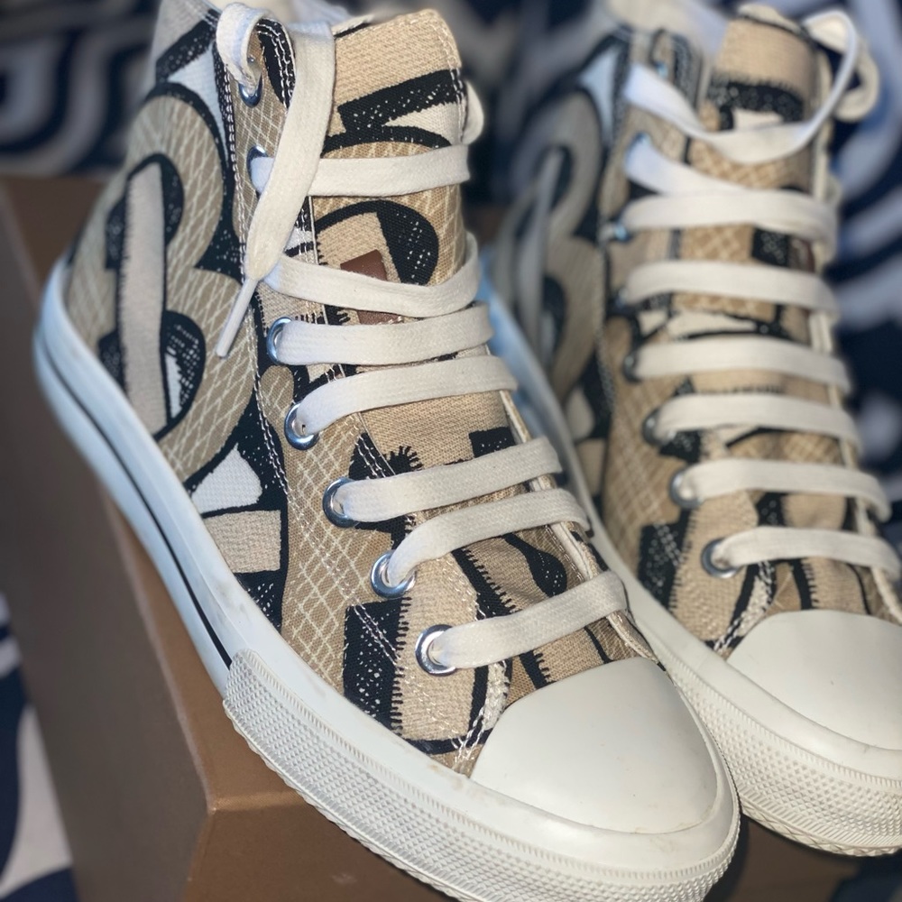 Burberry summer collection limited edition size 40 unisex
